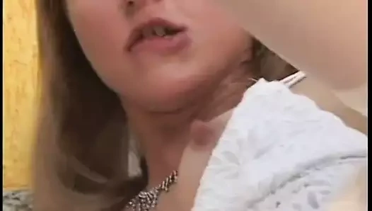 Azgın iri parça, seksinin kedisine ıslak külotunun içinden nüfuz eder