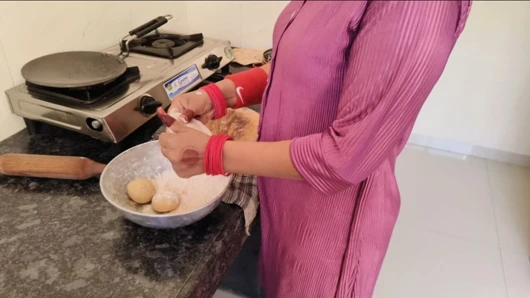 Mutfakta seks: üvey anne biz ayrılana kadar yemek yemek için oturuyor