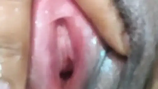 Hintli yalnız kız göğüsleriyle mastürbasyon yapıyor