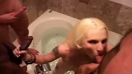 Küçük sarışın berbat iki musluklar içinde the banyo