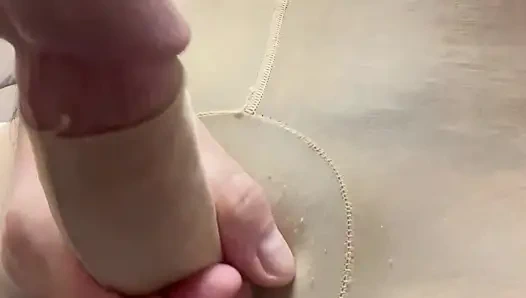 Naylon sheath içinde sert sikimle oynuyorum