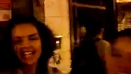 Utangaç kız öpülmek istiyor