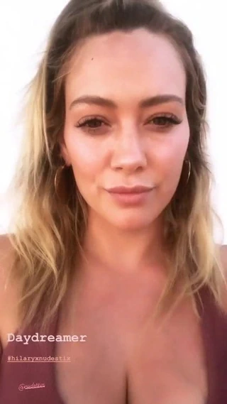 Hilary duff büyük göğüs dekolteli selfie