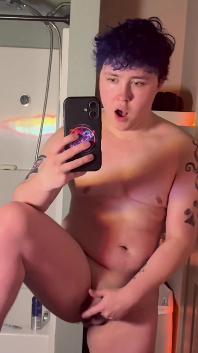 FTM trans erkek aynada t dick'ini sallıyor ve gösteriyor tam yüz - Bad Omen