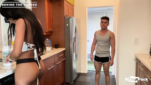 19 yaşındaki Brianna erkeklerin öpüşmesini izliyor ve kıkırdayarak!