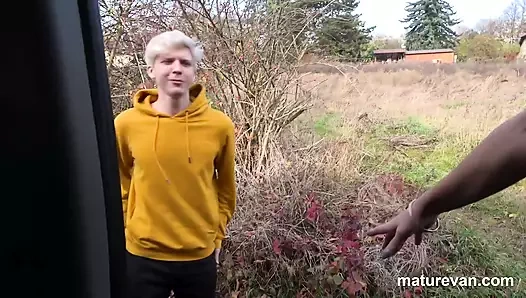 Olgunvan genç bir yarağı emiyor ve sikiyor