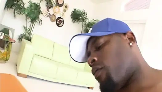 Zenci kadın biniyor ve büyük siyah yarakları emiyor