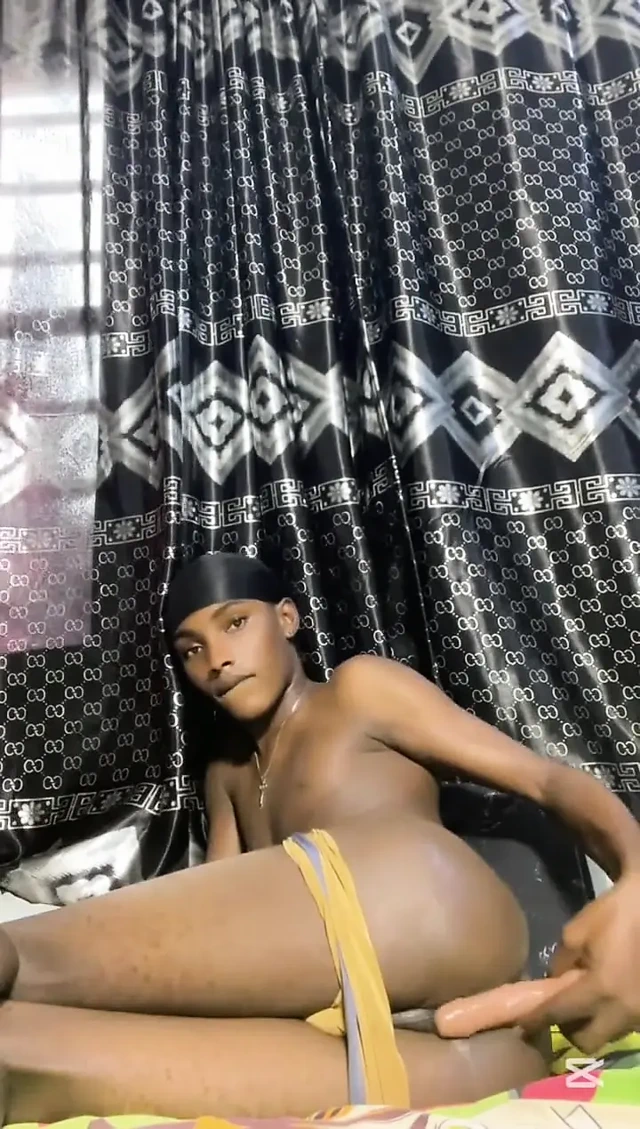 Seksi twink evde tek başına yaramazlık yapıyor 1