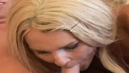 Harika vücutlu sarışın kadın kremsi bir turta alana kadar sert bir yarağın üzerinde kayıyor