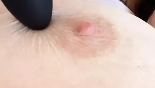 Susanne spielt gerne mit sich