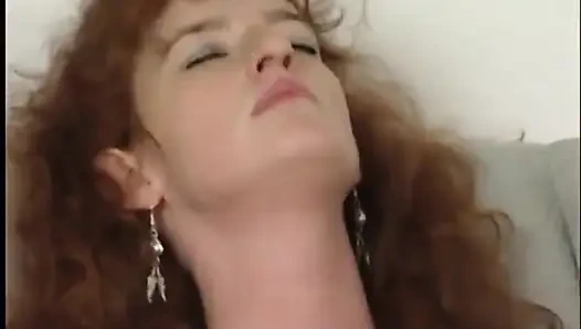 Her türlü dildo ile kızıl saçlı mastürbasyon