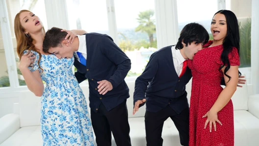 Kaybeden üvey oğullar kızlarla konuşamıyor, bu yüzden büyük memeli üvey anneleri onlara gerçek bir bayana nasıl davranacaklarını öğretiyor