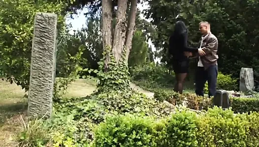 Güzel büyük göğüsler ormanda dövmeli... Amına boşalma