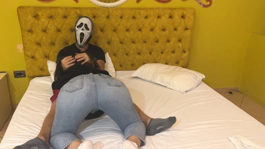 Ghostface bu sefer hediyeyle geldi - cadılar bayramınız kutlu olsun