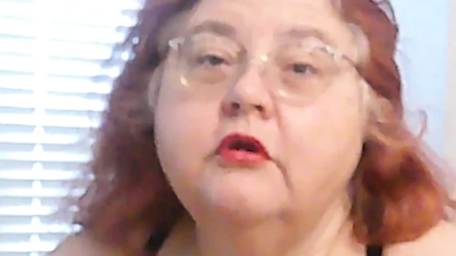 Olgun iri güzel kızıl saçlı hemşire Vicki senin için ruj uygulama videosu yaparken seninle konuşuyor!