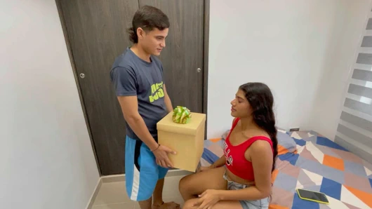 Büyük yarağım küçük üvey kız kardeşime sevgililer günüm hediyesi.