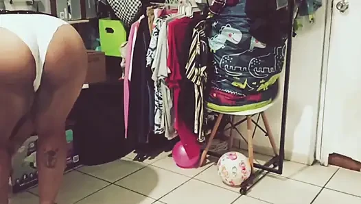 Meksikalı tombul iri güzel kadın odayı temizliyor