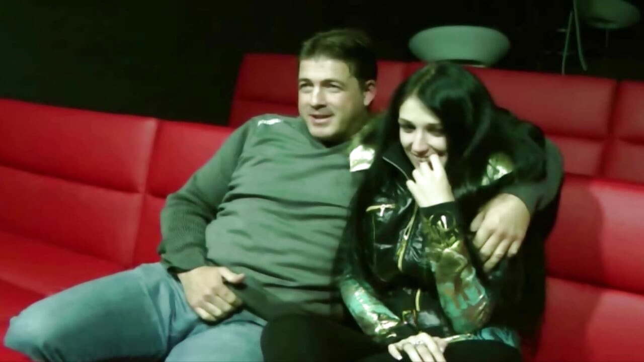 Bu Fransız hatun sinemada büyük miktarda döl alıyor