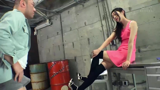 Diz yüksekli kızlar penise saksıyor ve ayak ovuyor