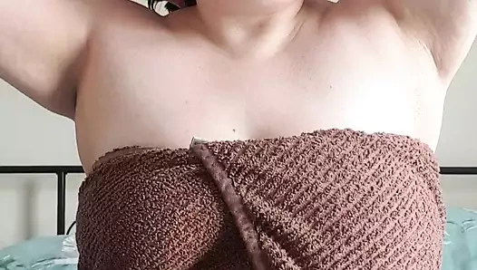 Büyük göğüslerini ve tıraşlı amcığını geniş gösteriyor