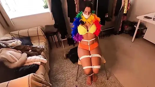 Latin kadın sıkı bağlı ve farklı ağzı tıkaçlarla ağzı tıkalı! Tüy boa ve farklı kürk parkaları giyerken (daha küçük boyutlu)