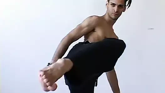 Homoseksüel sapık ayakları ile dalga geçiyor ve ayak parmaklarını berbat