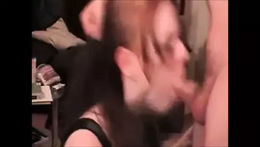 Gothic Schlampe bekommt ihre geile Maulfotze gefickt