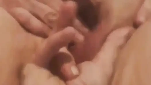 Kocası klitorisini ovalarken karısının göt deliğini parmaklıyor