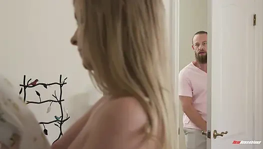 Sarışın üvey kız kardeş Harlow West sıkı genç amına büyük yarak alıyor