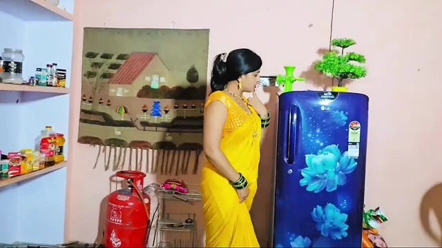 Üvey anne tüm göğüslerini desi milk clear verene kadar üvey oğluyla sert bir üçlü seks yapıyor