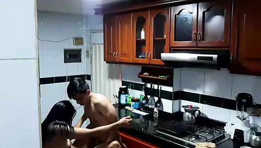 Ben mutfakta üvey kardeşimin amını yalarken bizi kaydediyorlar. puan2. tezgahta lezzetli bir oral seks