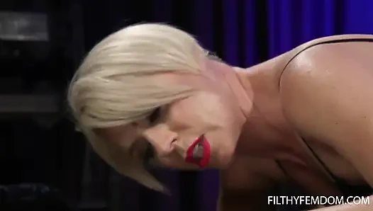 Helena Locke'un sikiş makinesi helena locke ile aldatıyor