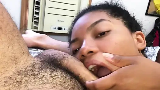 Üvey kız tükürerek sidik suyunu içiyor