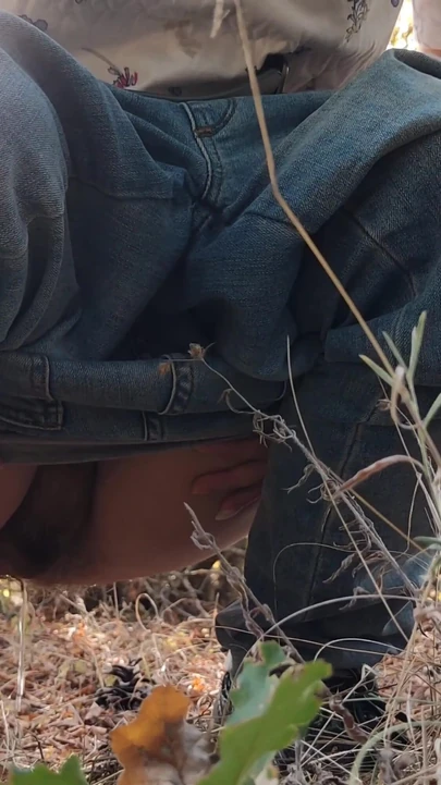 Обязательный для обмена момент из "Рыжая рискованно мастурбирует и писает в лесу, 4K"