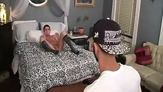 Azgın oğlan içinde zebra çorap gets dövülerek sert