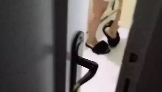 Üvey erkek kardeşi onu gözetliyor