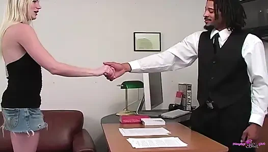 Büyük götlü aaliyah jolie eğiliyor ve büyük siyah yarağını amına alıyor.