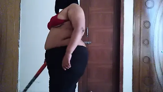 19 yaşındaki seksi iri güzel kadın otel hizmetçisi odayı süpürürken sutyenini çıkarıyor ve meme uçlarını gösteriyor