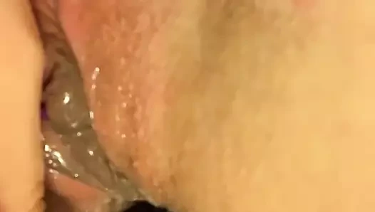 Analplug ve ıslak, şişmiş amcıklar takılı amcıklar