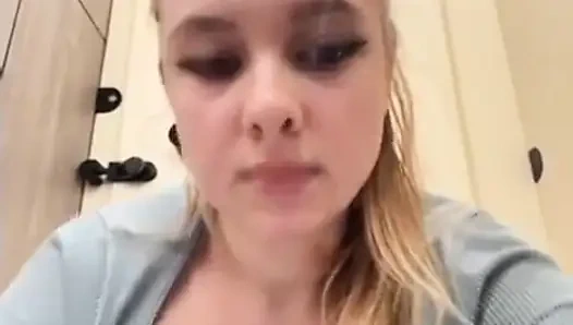 Aşırı fışkırtma. Kamerada oturuyor ve anal parmaklıyor