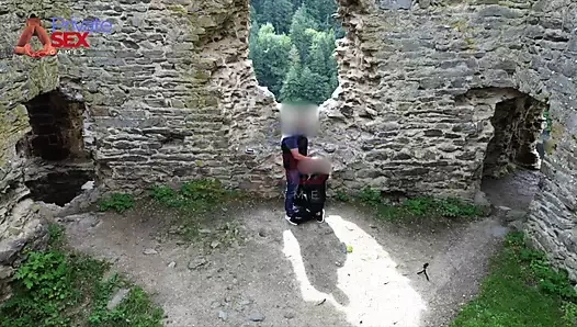 18 yaşındaki sürtük açık havada emiyor ve amına boşaltıyor