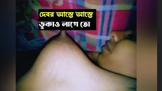 Hintli kadın gece amıyla eğleniyor.