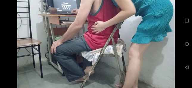 Üvey kardeşimin ona seksi bir oral seks yapmasına izin vermiyorum