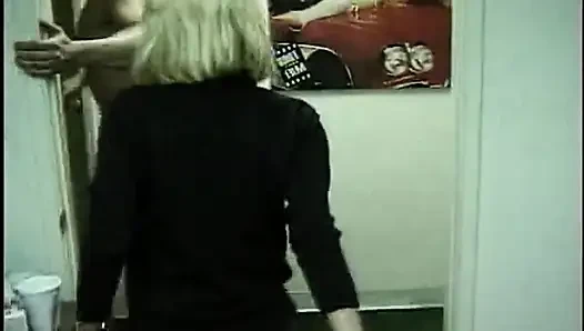 Azgın sarışın orta yaşlı seksi kadın kalın yarağı götüne sokuyor