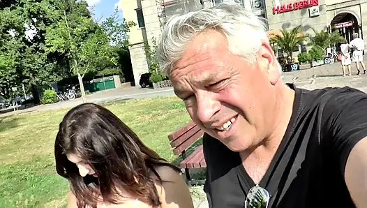 Büyük memeli esmer sikicisinden arabada sert sikiliyor