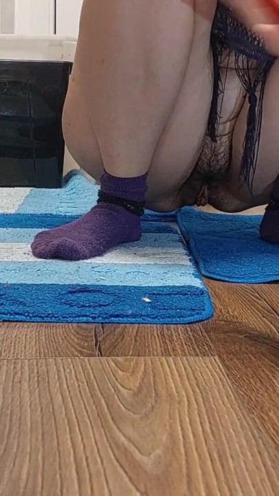 Seksi üvey anne ev işlerini çıplak yapıyor. Ateşli latin kıllı amcık, büyük memeler, büyük göt. | Klip 1