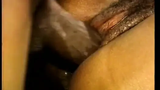 Afrikalı esmer siyah yarağın tadına bakıyor ve sıcak suyu içiyor