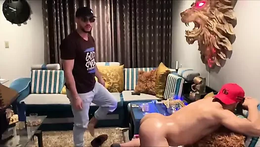 Sevimli adam Thebuddy'nin kaslı götünü prezervatifsiz sikiyor