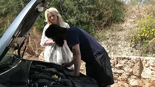 Güzel ve seksi sarışın sakso çekiyor ve açık havada büyük yarağa biniyor