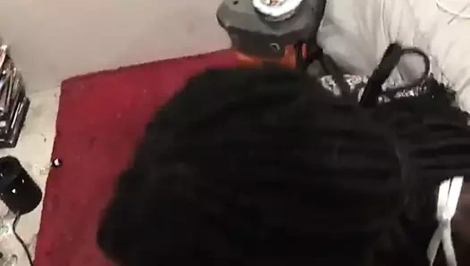 Siyah bir kadın cüce tarafından oral seks